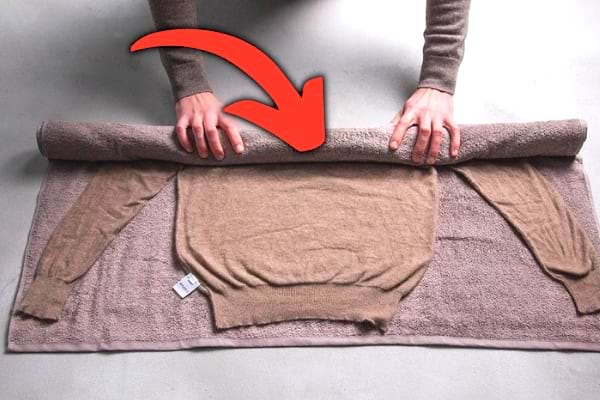 Enroulez les tissus délicats mouillés dans une serviette éponge pour les sécher sans danger.