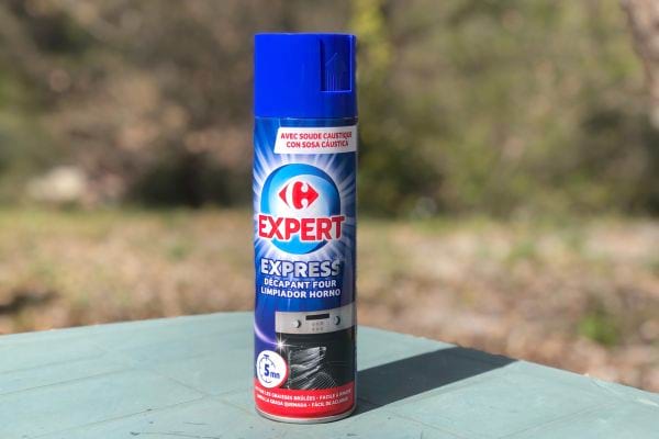 Un spray bleu décapant four