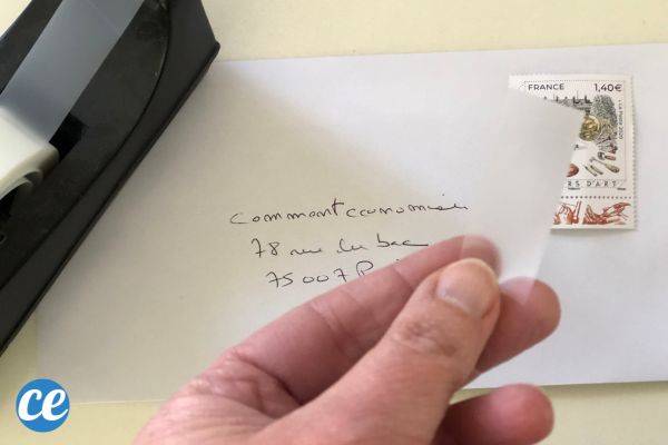Où Faut-il Coller le Timbre Sur une Enveloppe ? À Gauche Ou à Droite