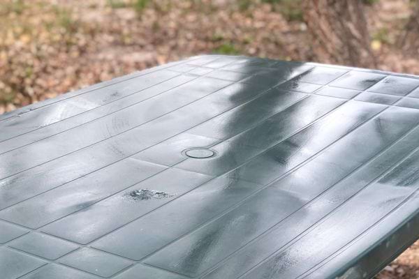 Une table verte de jardin