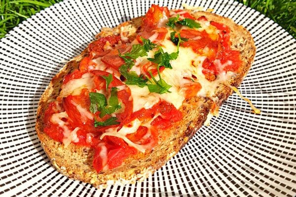 Un grande tartine au chorizo dans une assiette