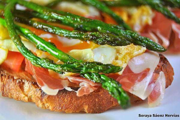 Deux tartines aux asperges