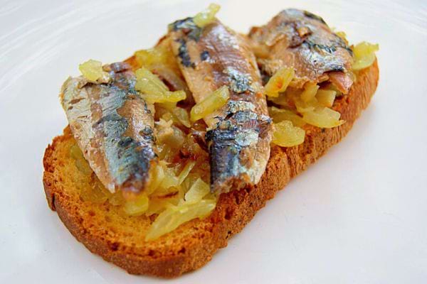 Une tartine aux sardines