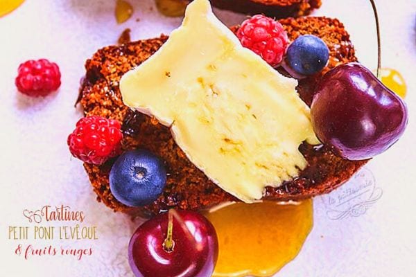 Une tartine de chèvre chaud avec des fruits rouges