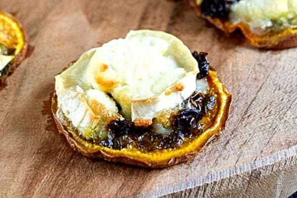 Trois tartines patate douce, chèvre et pesto