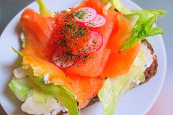Une tartine danoise dans une petite assiette blanche