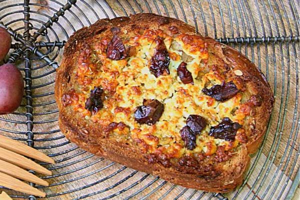 Une tartine feta gratinée au miel et aux olives sur une grille