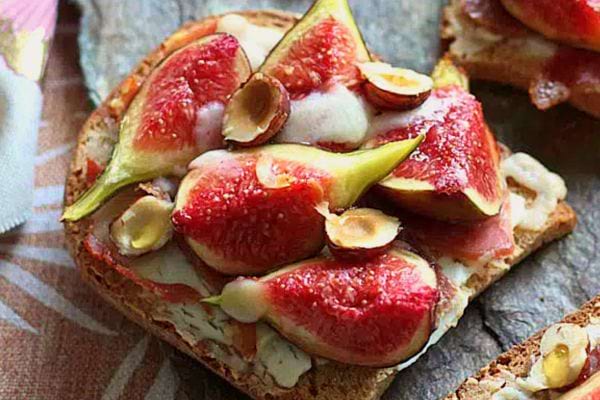 Une tartine à la figue et au parmesan
