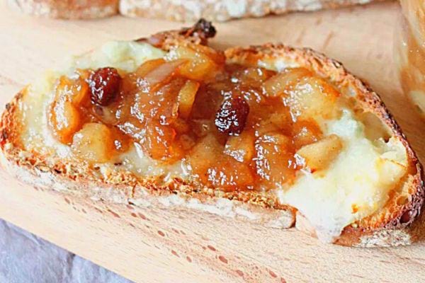 Une tartine gorgonzola et chutney de poires