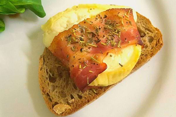 Une tartine pain d'épices, Pont-l'Évêque et fruits rouges