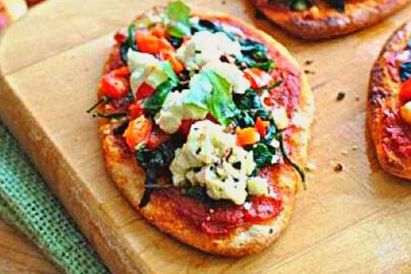 Plusieurs tartines pizza au chèvre