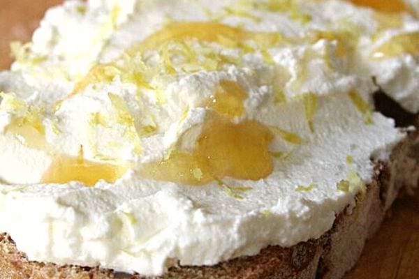 Une tartine à la ricotta, au miel et citron