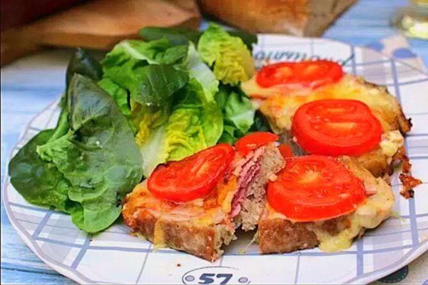 Une tartine savoyarde dans une assiette avec de la salade
