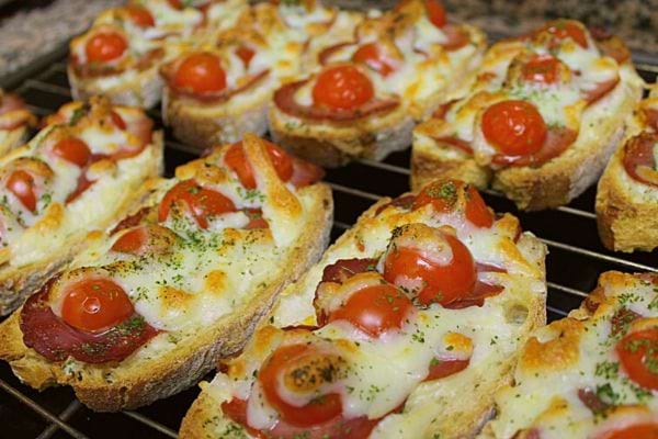 Plusieurs tartines serrano - mozza sur une grille