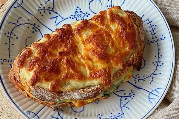 Une tartine végétarienne dans une assiette blanche et bleue