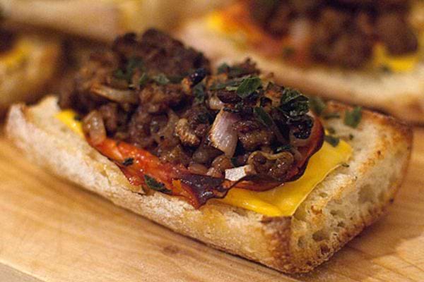 Une tartine à la viande hachée