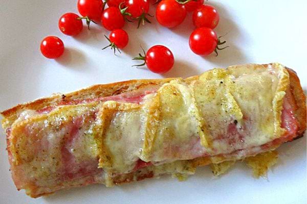 Une tartine vosgienne avec des tomates cerises