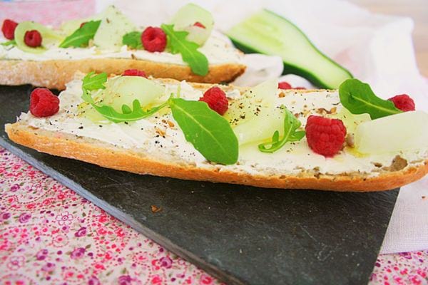 Deux longues tartines fromage frais, framboises et concombre