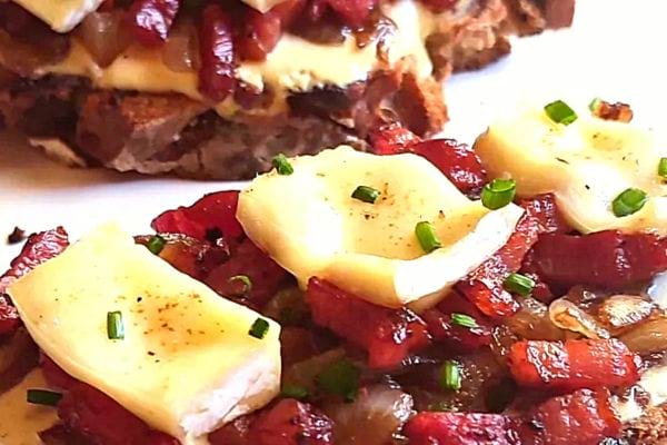 Deux tartines lardons et brie