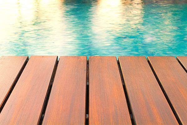 Une terrasse proche d'une piscine 