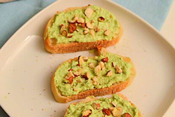 Trois tartines à l'avocat dans une assiette carré