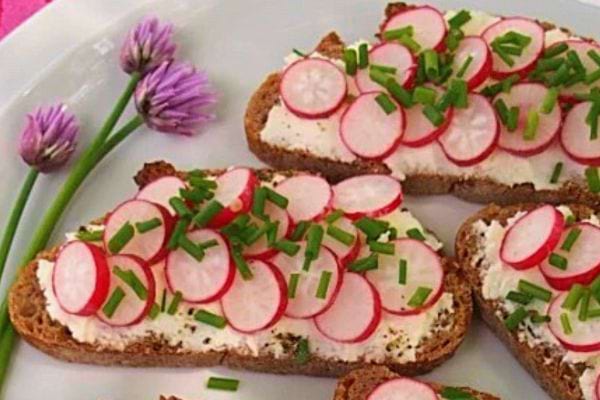 Plusieurs tartines belge dans une assiette blanche décorée avec des fleurs
