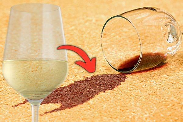 Une tâche de vin sur une nappe avec un verre 