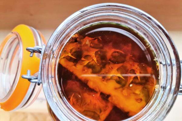 Des morceaux d'ananas dans un bocal ouvert contenant un liquide foncé