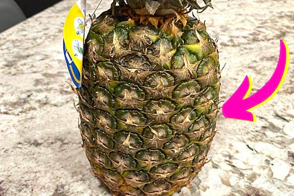 Un Ananas posé sur un plan de travail 