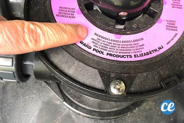 Doigt sur étiquette rose de pompe