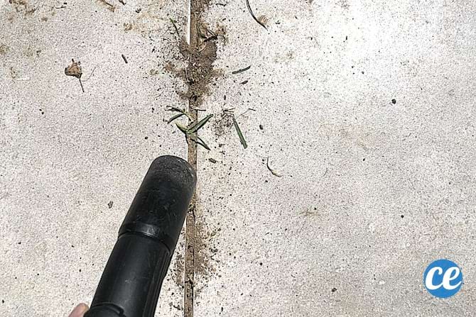 Une personne aspirant la Terre au sol