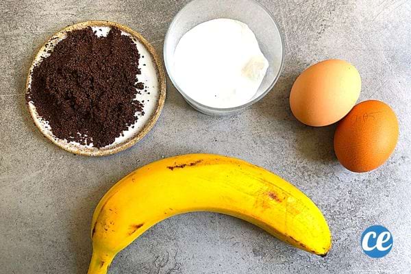 Une banane avec du marc café, du sel d'Epsom et deux oeufs posés à côté