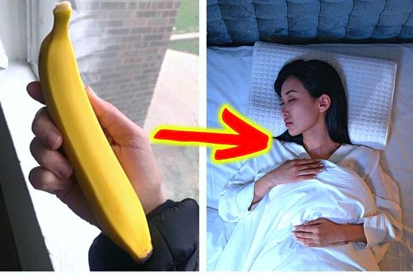 Une personne tenant une banane avec une femme asiatique qui dort