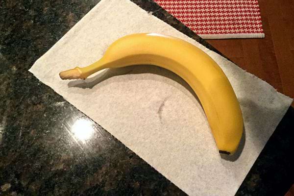 Une banane posée sur un morceau de sopalin