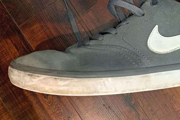 Une basket Nike grise sale