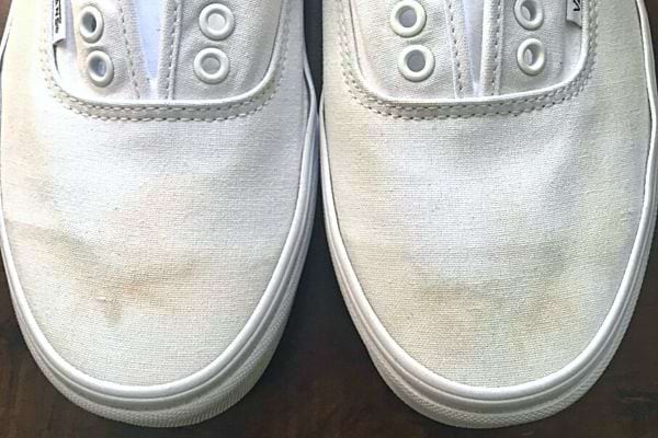 Une paire de Vans blanche sale