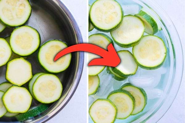 Blanchir les courgettes permet de désactiver les enzymes qui les font pourrir.
