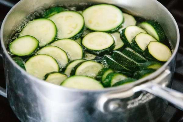 Pour blanchir les courgettes, plongez les dans une casserole d'eau bouillante.