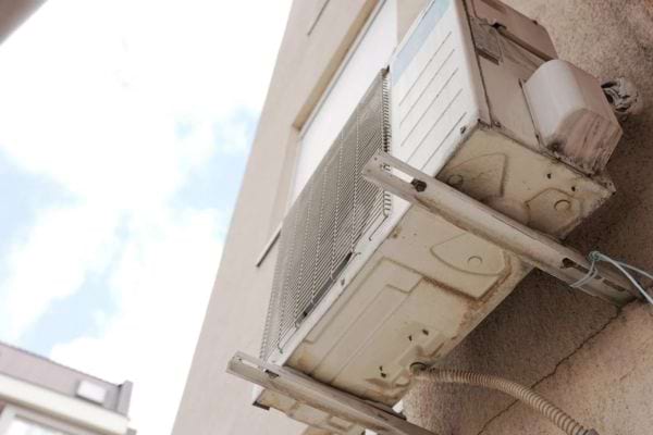 Une clim en extérieur et en hauteur