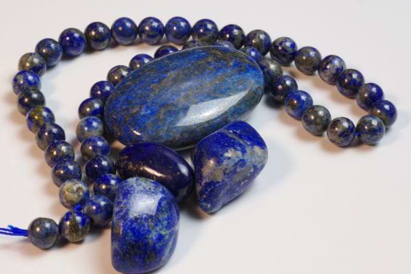 Un collier de Lapis-lazuli