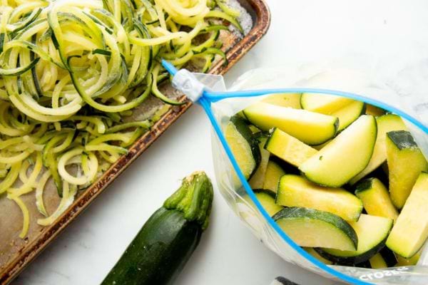 Les courgettes blanchies et congelées se conservent jusqu'à 10 mois.