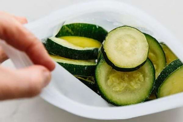 Des courgettes dans un sac de congélation à fermeture zip.