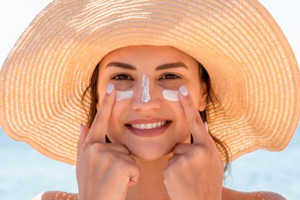 Une solution radicale contre les pores dilatés, c'est de mettre de l'écran solaire tous les jours.