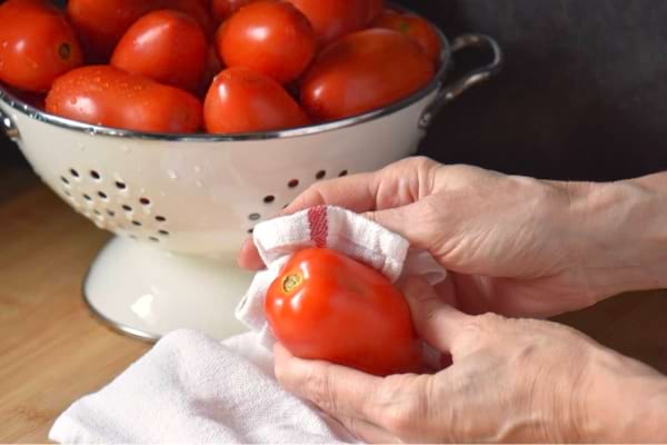 Avant de les congeler les tomates, il est important de les essuyer avec un torchon sec et propre