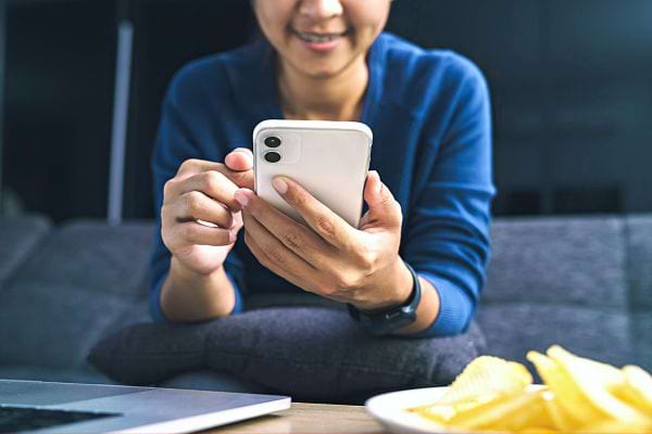Une femme asiatique tenant un iPhone