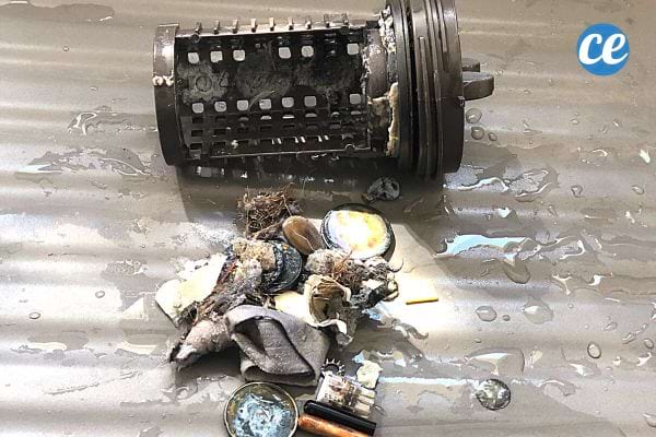 Un filtre de machine à laver avec toutes ses saletés