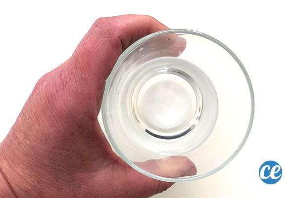 Un homme tenant un verre 