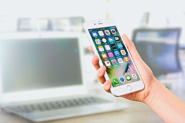 Une personne tenant un iPhone