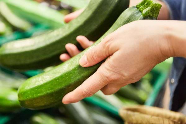 Il est déconseillé de congeler une courgette entière.