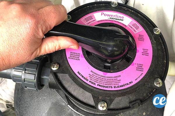 Un homme tenant la manette d'une pompe